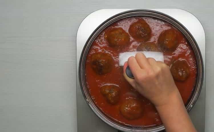 Metti le polpette per cucinare le polpette