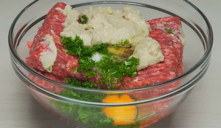 Per mescolare le polpette, mescolare gli ingredienti per la carne macinata.