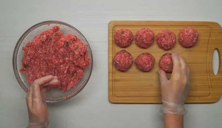 Per cucinare le polpette, adagiare le polpette su una tavola