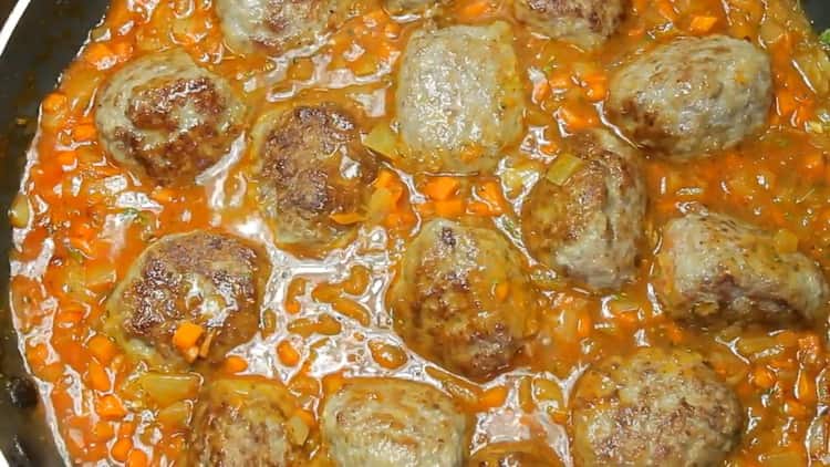 Per mescolare le polpette, mescolare gli ingredienti