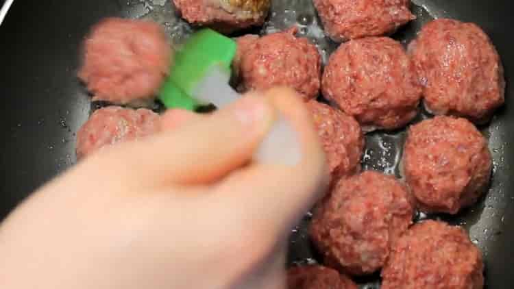 Per cuocere le polpette, rosolare la carne macinata