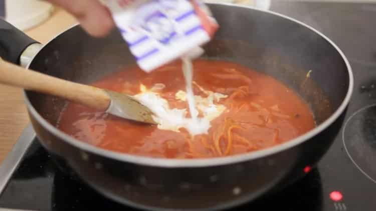 Per preparare le polpette, aggiungi la panna al sugo