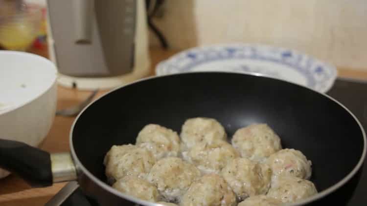 Per cucinare le polpette, metti le polpette in una padella