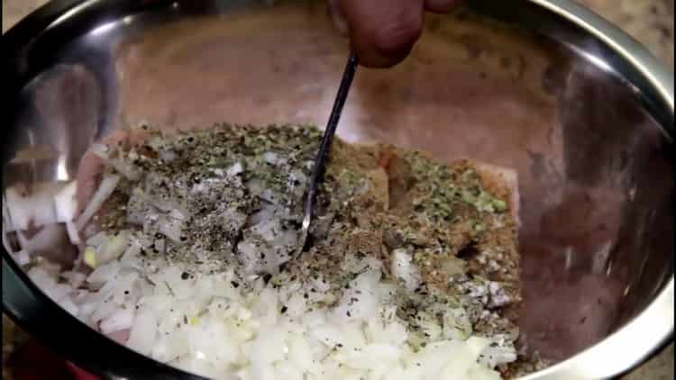 Per preparare le polpette, prepara la carne