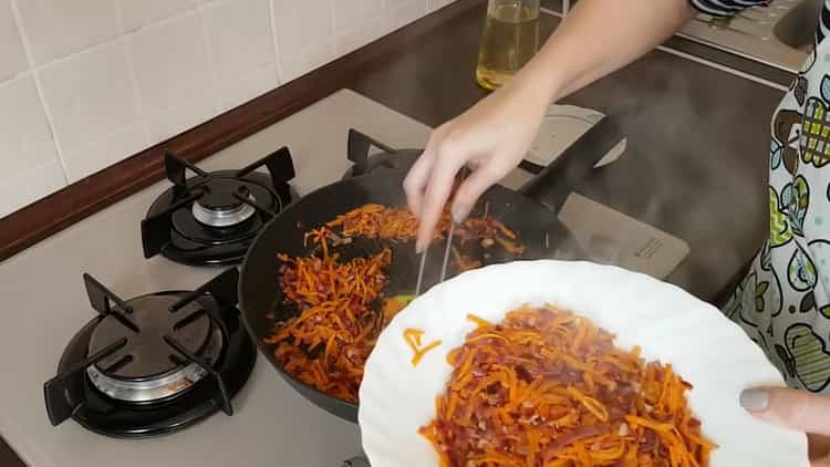 Unisci tutti gli ingredienti per preparare le polpette.