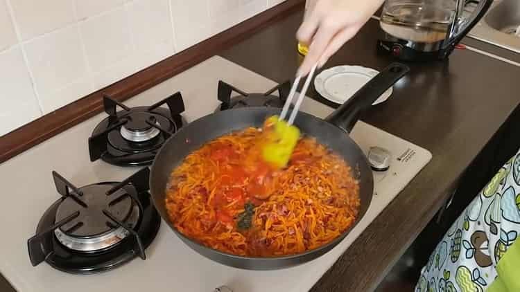 Aggiungi il concentrato di pomodoro per cuocere le polpette