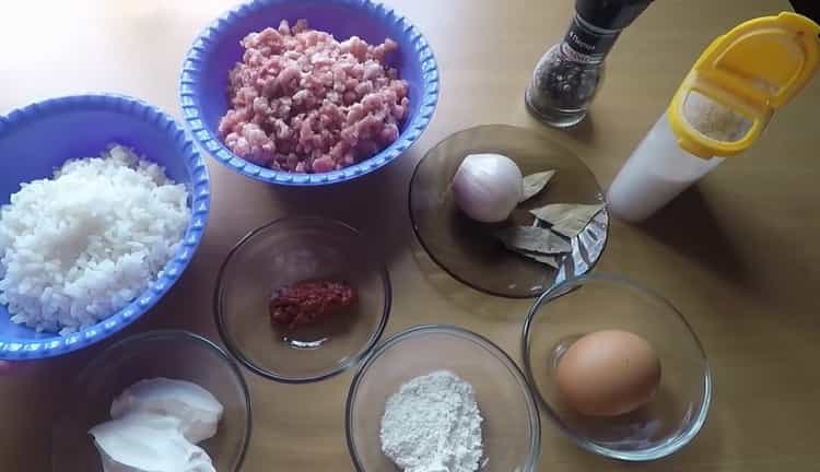 Cucinare le polpette con sugo in un asilo