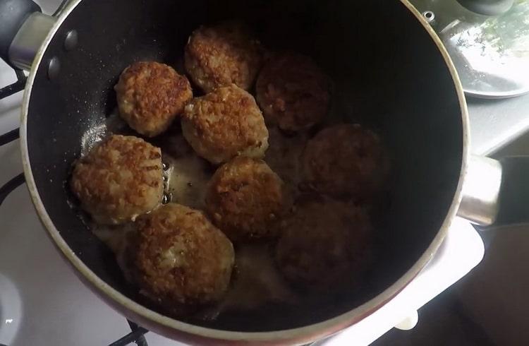 Per cucinare le polpette, riscalda la padella