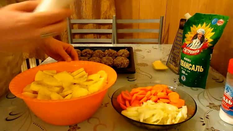 Unisci gli ingredienti per preparare le polpette