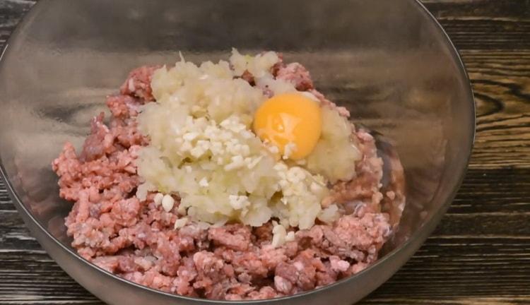 Per mescolare le polpette, mescolare gli ingredienti per la carne macinata.