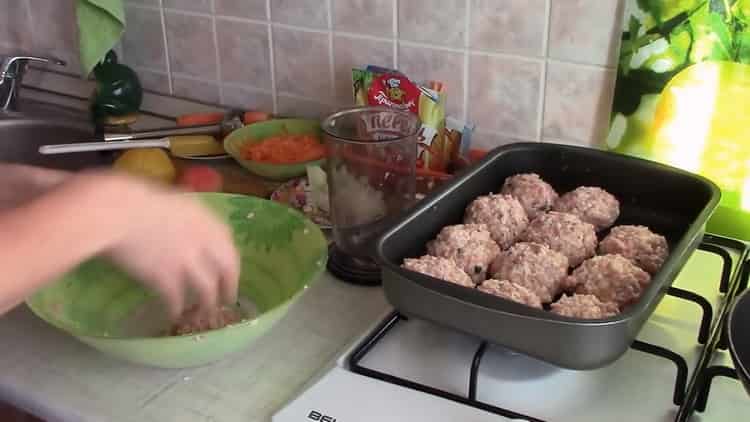 Per cucinare le polpette, metti le polpette in una teglia