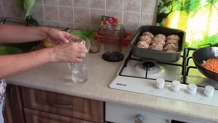 Per preparare le polpette, prepara la salsa