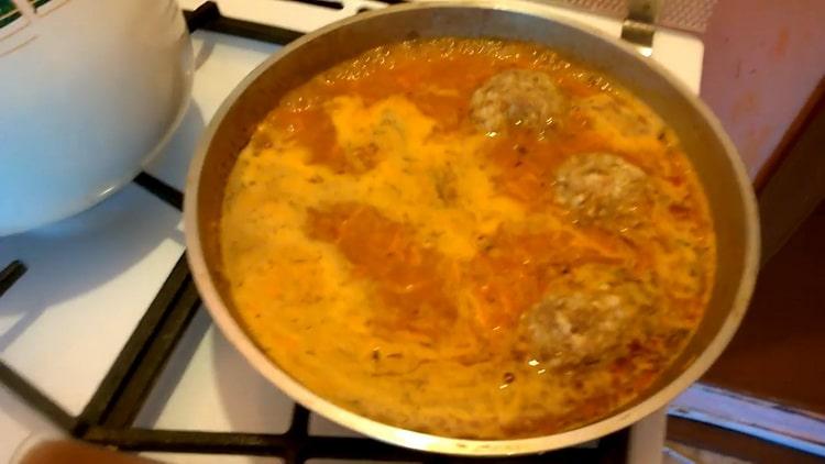 Per cucinare le polpette, metti le polpette in salsa