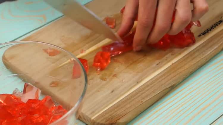 Per fare una torta, tagliare la gelatina