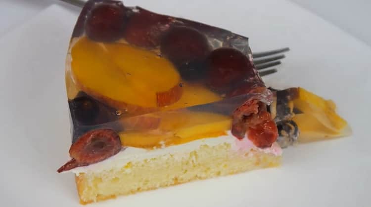 la torta con gelatina e frutta è pronta