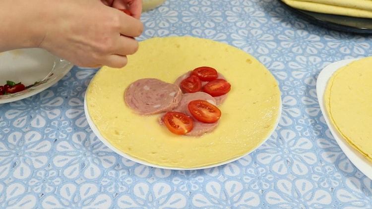 Per fare una tortilla classica, metti la salsiccia su una tortilla