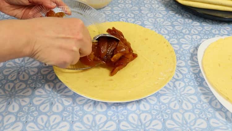 Metti le mele su una tortilla per fare una tortilla classica