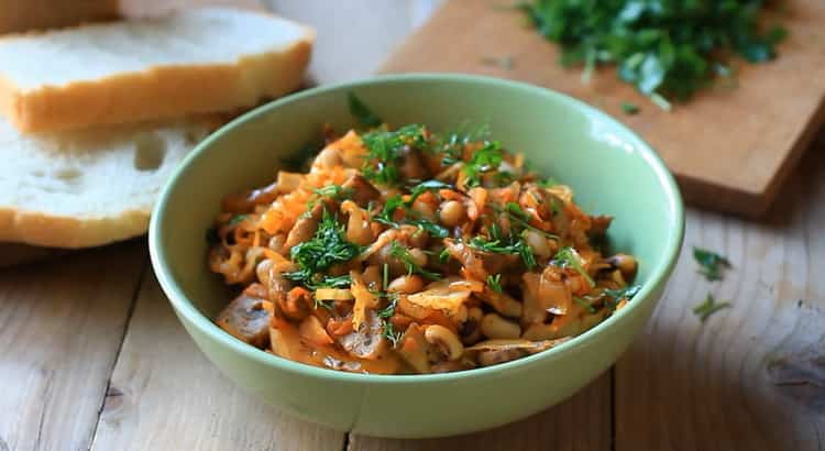 Cavolo cotto a vapore con i fagioli ricetta graduale con la foto