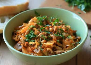 Cavolo cotto a vapore con i fagioli ricetta graduale con la foto