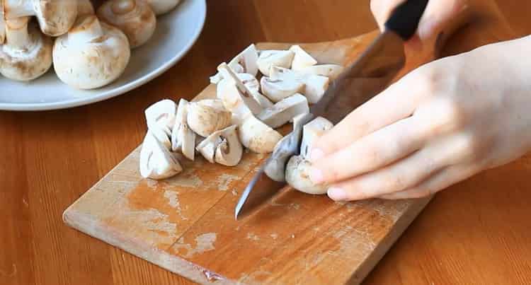 Per cucinare, tritare i funghi