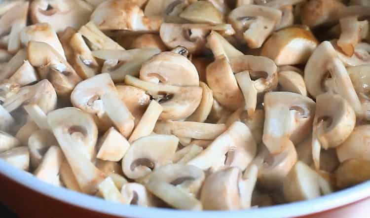 Per cucinare, friggere i funghi