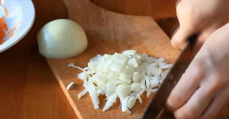 Per cucinare, tritare la cipolla