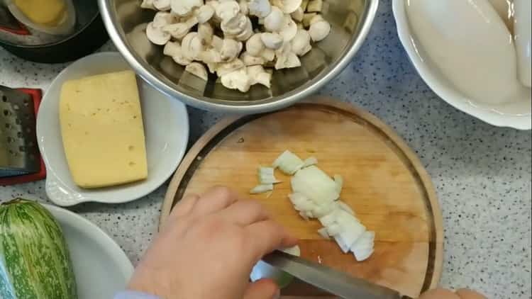 Per cucinare, tritare la cipolla