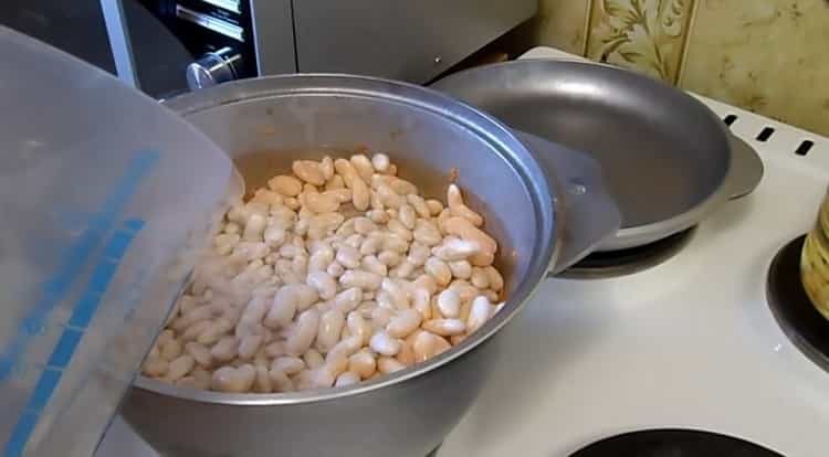 Unisci gli ingredienti per preparare i fagioli.