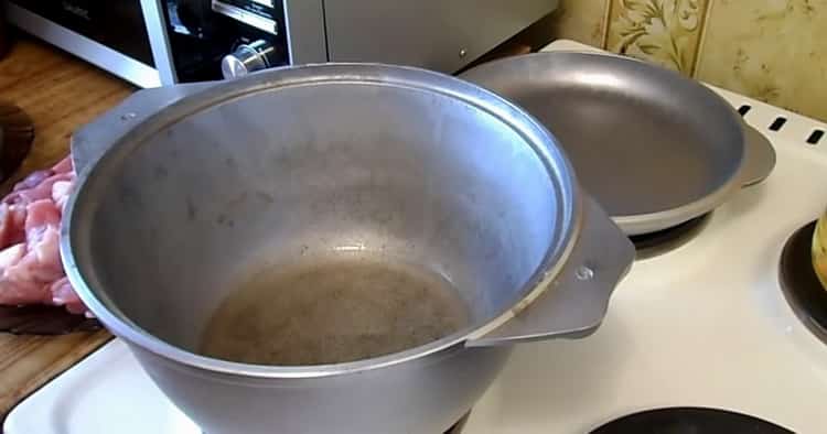 Per cucinare i fagioli, riscaldare la padella