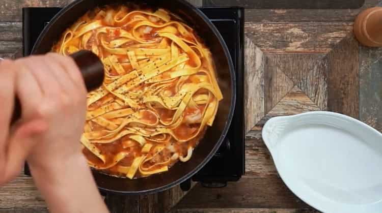 Aggiungi sale e pepe per preparare le fettuccine