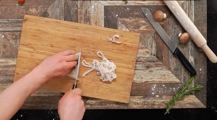 Per preparare le fettuccine, prepara gli ingredienti