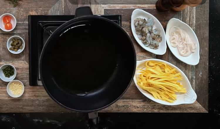 Per preparare le fettuccine, preriscaldare la padella