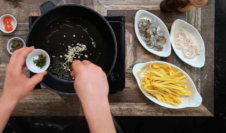 Per preparare le fettuccine, prepara gli ingredienti