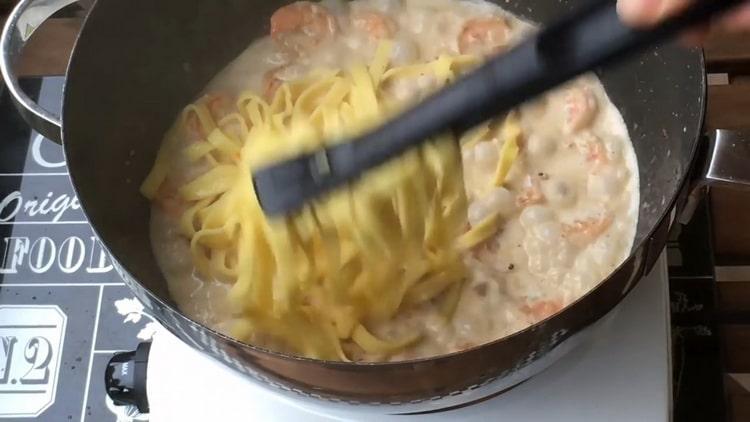 Per mescolare le fettuccine, mescolare gli ingredienti.