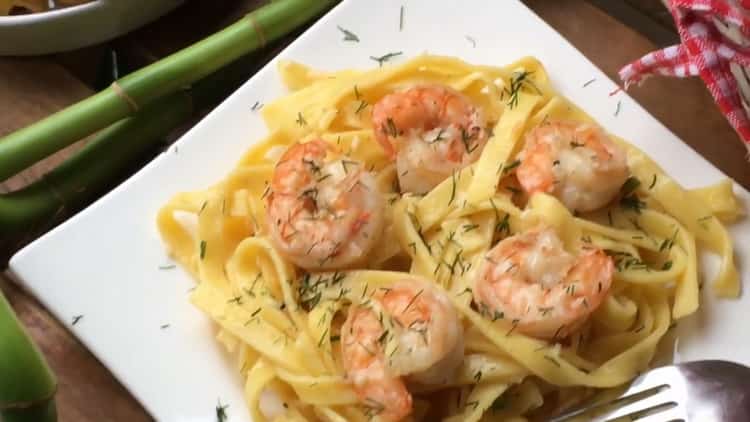 Fettuccine ai gamberi in salsa cremosa secondo una ricetta passo dopo passo con foto