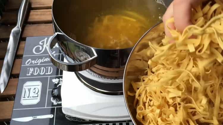 Per preparare le fettuccine, prepara gli ingredienti