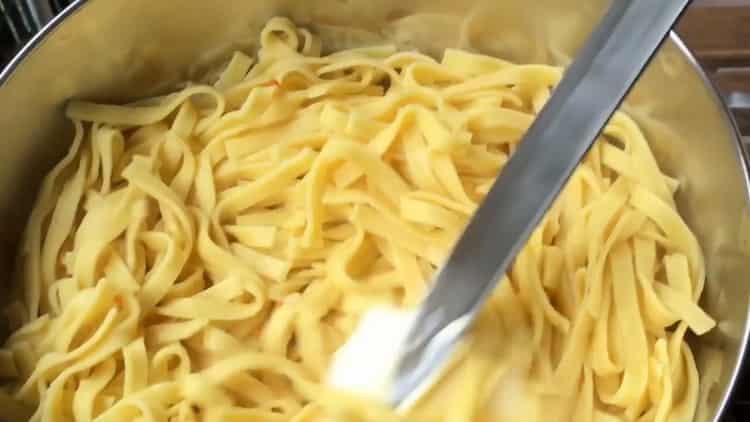 Per preparare le fettuccine, prepara il burro