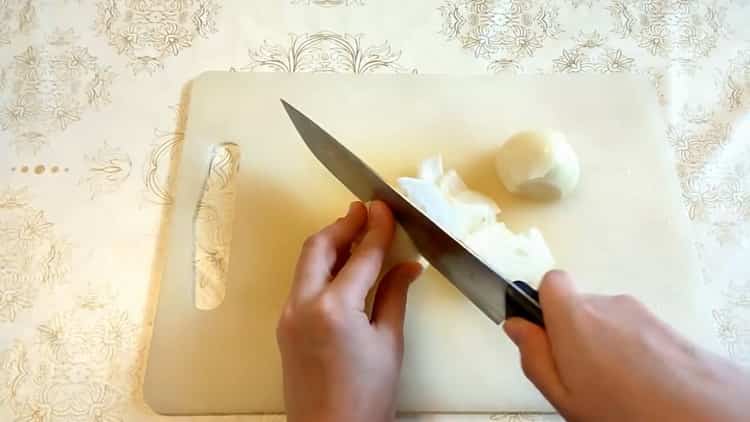 Prepara gli ingredienti per cucinare.