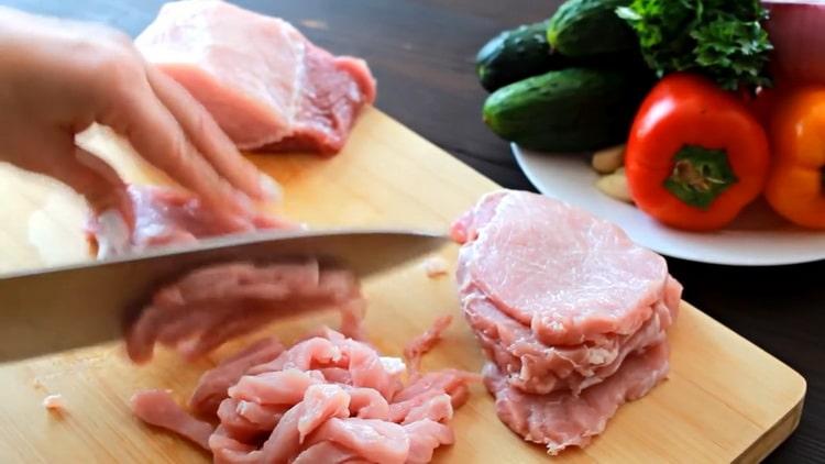 Per preparare un'insalata, prepara gli ingredienti