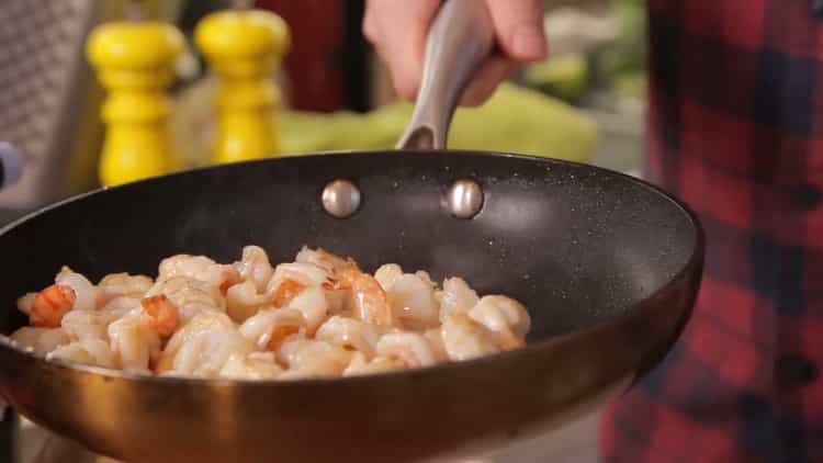 Per preparare un'insalata, prepara una padella