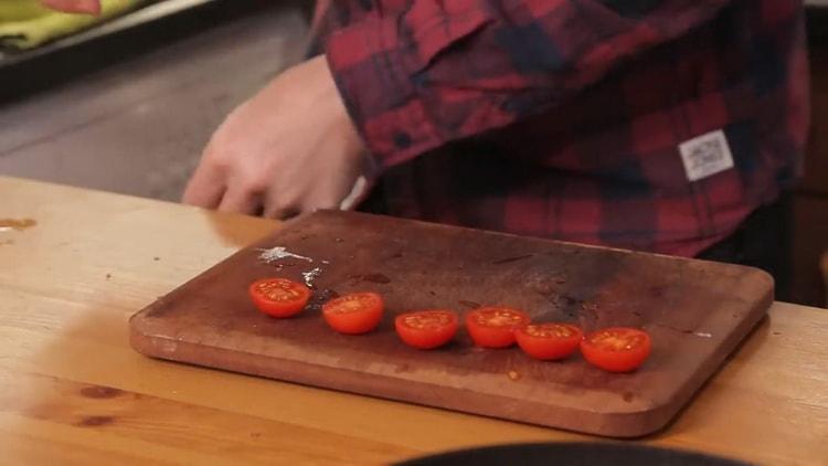 Trita la ciliegia per fare un'insalata