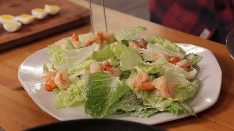 Metti i gamberi sull'insalata per preparare l'insalata