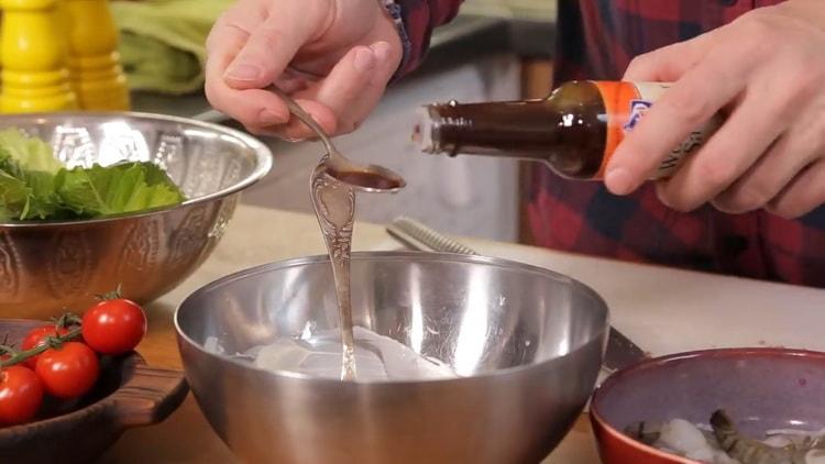 Aggiungi la salsa per fare un'insalata