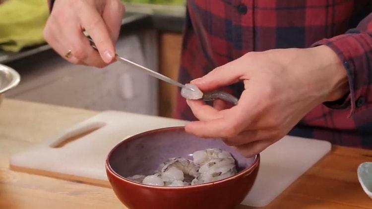 Preparare i gamberi per insalata