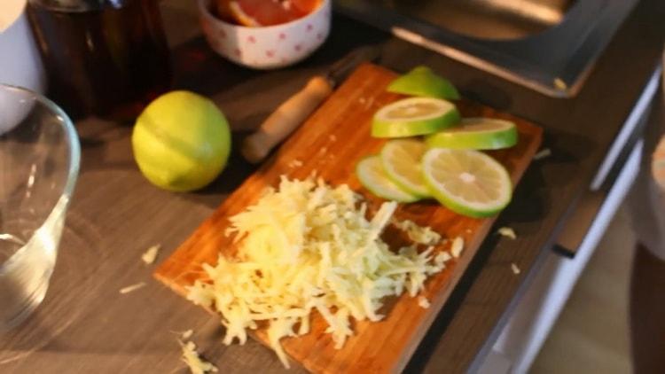 Per preparare il tè, tagliare il limone