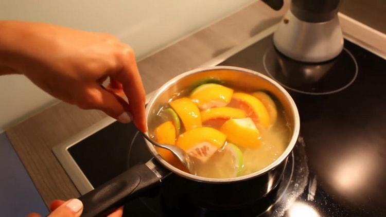 Per preparare il tè, metti gli ingredienti in acqua