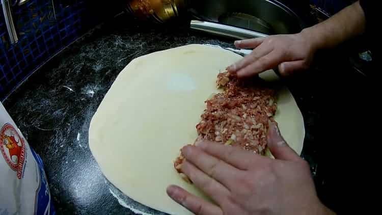 Per preparare i pasticci, metti la carne macinata sull'impasto