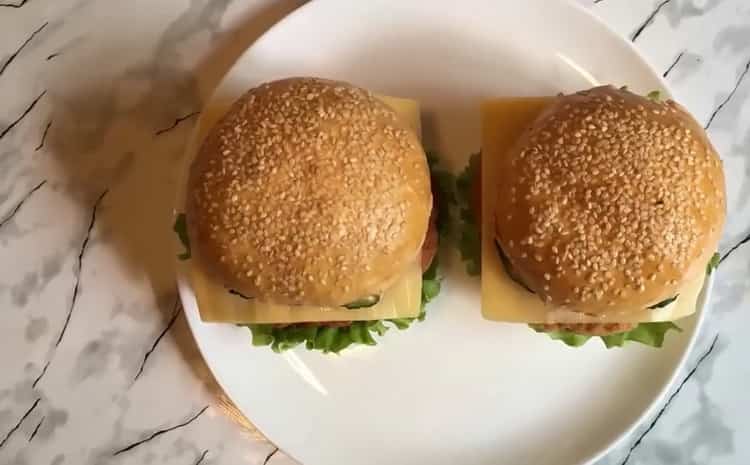 Chickenburger delizioso con il pollo a casa