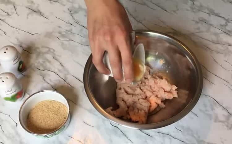 Per preparare un chickenburger, prepara gli ingredienti