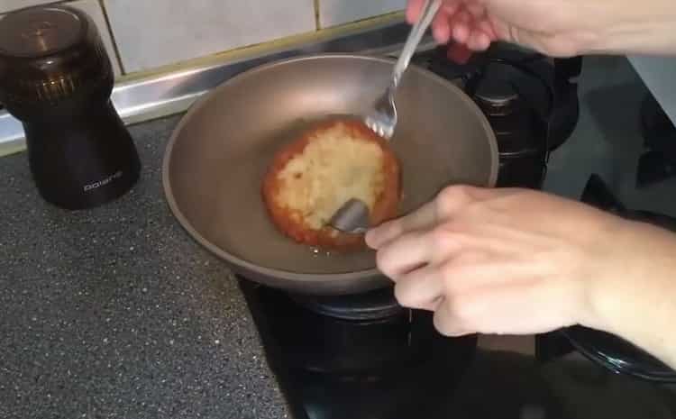 Per preparare un pollo, soffriggere le polpette